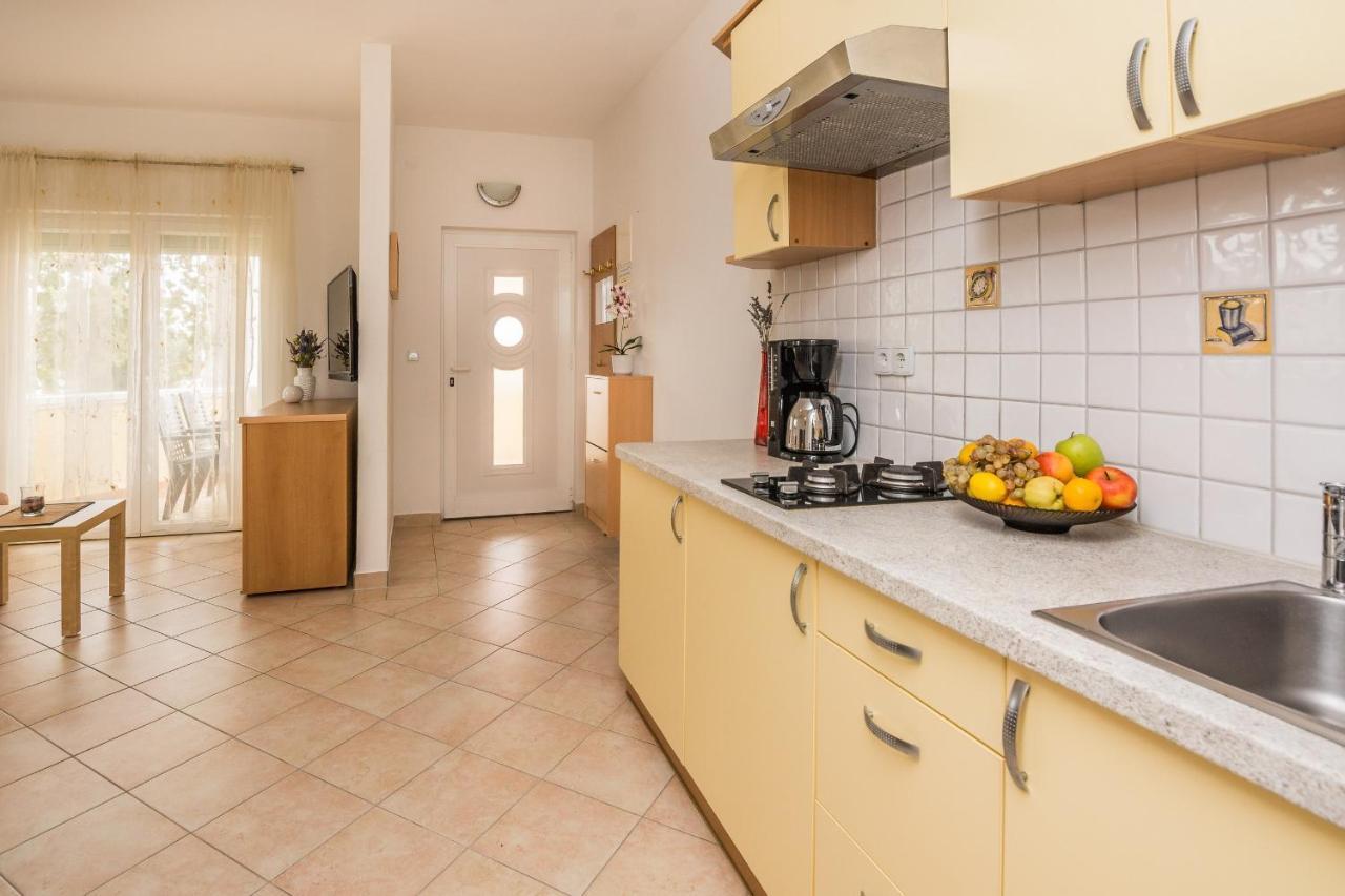 Apartments Sarlija Vir Eksteriør billede